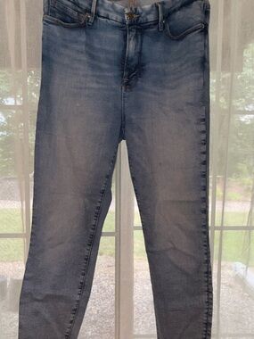 Good American Slim Straight Jeans in Light Wash Blue
